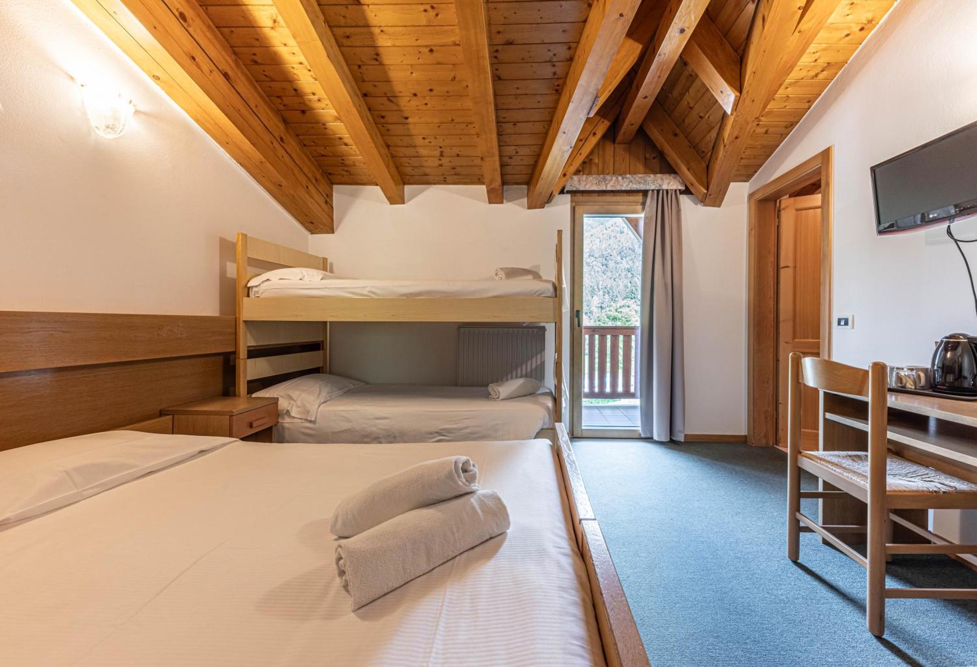 Hotel Laste' Caldes エクステリア 写真